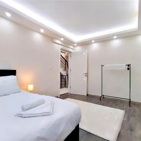 וילה Triplex With Sauna Near Airport In *