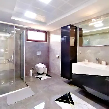 Triplex With Sauna Near Airport In וילה